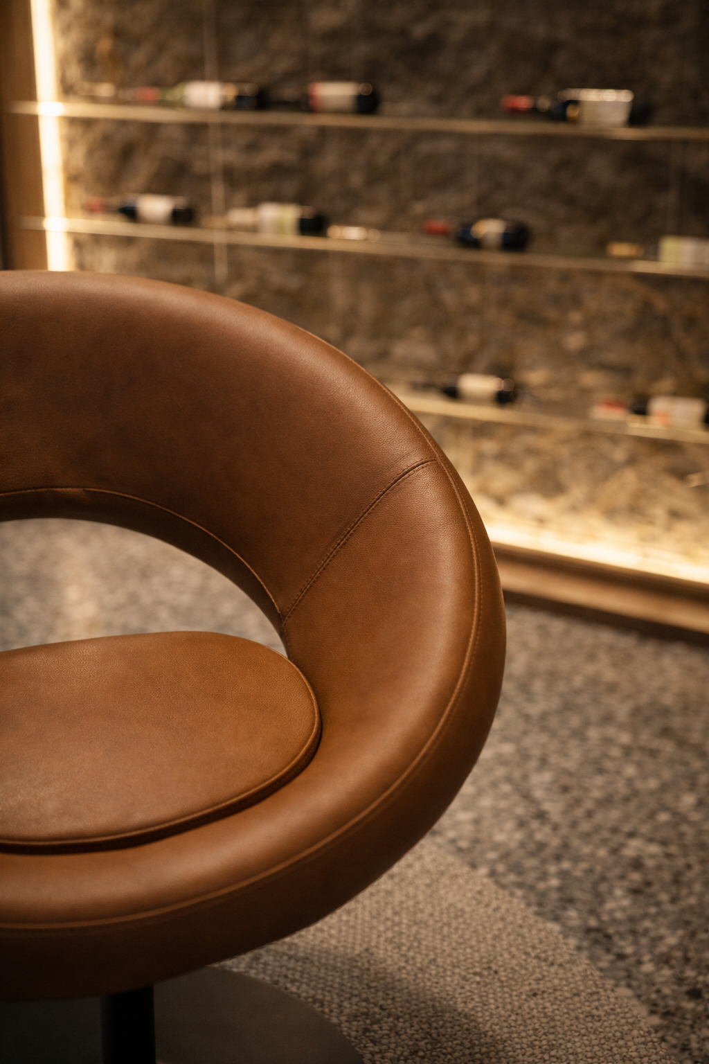 Apartamento TM — Detalhe de poltrona e parede de adega